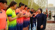 新华社美女记者昆仑山下 足球女孩逐梦绿茵场